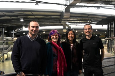 De dreta a esquerra els investigadors Roberto Boada, Jingjing Zhao i Cristina Palet, i  Carlo Marini d'ALBA